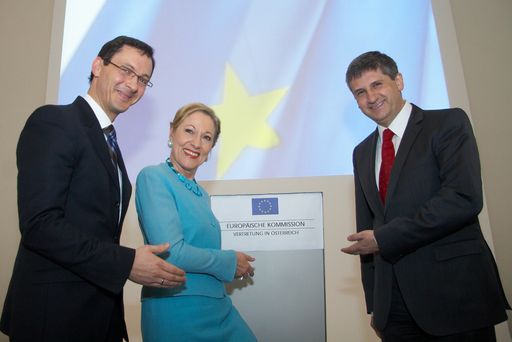 Im Bild v.l.n.r.: Mag. Richard Kühnel (Leiter der Vertretung), Dr. Benita Ferrero-Waldner (EU-Kommissarin für Außenbeziehungen und europäische Nachbarschaftspolitik) und Dr. Michael Spindelegger (Bundesminister für europäische und internationale Angelegenheiten). Weitere Bilder unter:
http://pressefotos.at/m.php?g=1&u=43&dir=200902&e=20090220_e&a=event