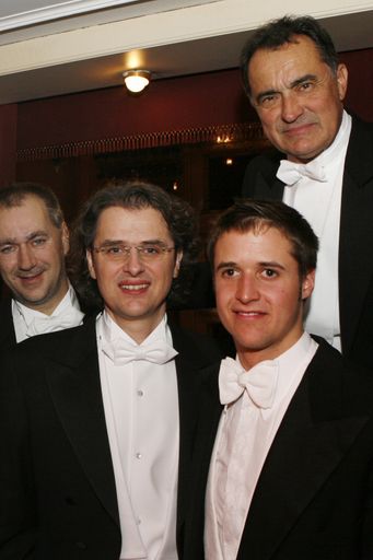 Vorschau Bild von Tom Luethis Debuet am Opernball in Wien mit Gastgeber Interwetten-Eigentuemer Wolfgang Fabian, links, CEO Thomas Daubek, 2.v.l. und der oesterreichischen Rallyelegende Franz Wittmann sen., ganz rechts, am Donnerstag 19. Februar 2009. Fuer Tom Luethi Glamour pur: 'Es war ein super schoener Abend', schwaermte der Schweizer Motorradweltmeister. Besonders gefiel ihm aber die glanzvolle Eroeffnung, die er von der Loge aus verfolgen konnte. Tom schloss ein Wiedersehen im naechsten Jahr nicht aus. (PHOTOPRESS/ Teresa Zoetl)