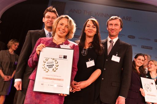 Internationaler Personal-Dienstleister "USG People" erhält zum 2. Mal unabhängiges Gütesiegel "Bester Arbeitgeber 2009 in Österreich". Auszeichnung beweist, dass Unternehmenswerte real gelebt werden. Am Foto (von links nach rechts): Mag. Michael Wottawa, Managing Director USG People Austria; DI Anna Relle Stieger, Business Unit Manager, Secretary Plus; Mag. Claudia Holzinger, Marketing & Communications Manager, USG People Austria; Mag. André Tinhofer, Commercial Manager accea.