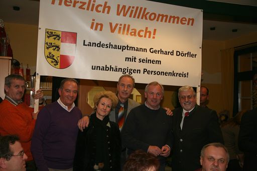 Ankunft des Unabhängigen Personenkreises für Landeshauptmann Gerhard Dörfler am Bahnhof in Villach