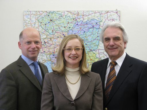 (v.l.n.r.) Vorstandsobmann Christian Hofer und CEO Barbara Operschall folgen dem scheidenden Dr. Gerhard Jungreuthmayer und schärfen die Unternehmensstrategie hinsichtlich Mitgliederservices, Markenkommunikation, e-business und Gruppenwachstum.