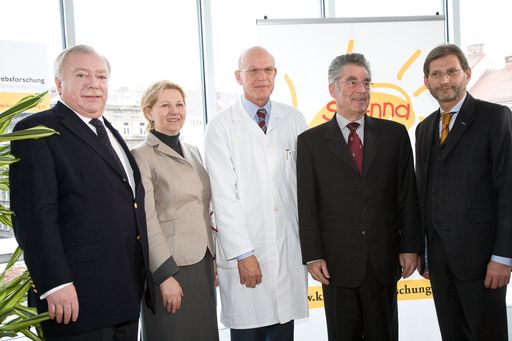 Im Bild v.l.n.r.: Dr. Michael Häupl (Bürgermeister), KR Brigitte Jank (WKW-Präsidentin), Univ.-Prof. Dr. Helmut Gadner (Leiter der St. Anna Kinderkrebsforschung und ärztl. Direktor des St. Anna Kinderspitals), Dr. Heinz Fischer (Bundespräsident), Dr. Johannes Hahn (Bundesminister), Weitere Bilder abrufbar unter: 
http://pressefotos.at/m.php?g=1&u=66&dir=200902&e=20090225_a&a=event