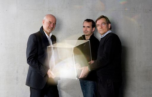 Bringen kristalline Formen in das Herz von Wien (v. l.): Andreas Braun, GF der d. swarovski tourism services gmbh, sowie die beiden Architekten Daniel Süß und Hanno Schlögl, die für die architektonische Gestaltung von Swarovski Wien in der Kärntner Straße verantwortlich sind.