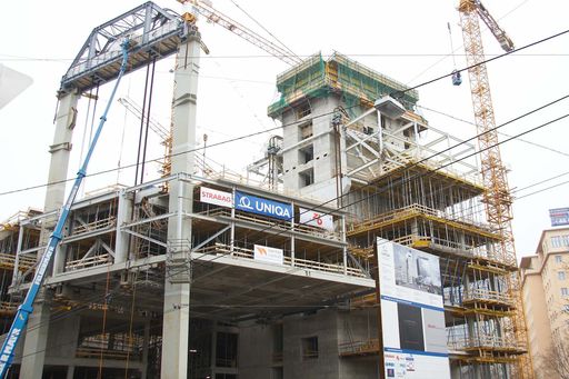 Spektakuäre Bau-Szene im Zuge der Bauarbeiten am UNIQA Hotel- und Geschäftsgebäude in der Praterstraße 1. Ein vorgefertigtes Tragwerk aus1.600 Tonnen Stahl und Stahlbeton wird innerhalb nur eines Tages mit Hilfe hydraulischer Pressen in über 30 Meter Höhe gehoben. Diese Konstruktion wird in Zukunft weitere zehn Hotelgeschoße und ein Panoramarestaurant tragen.