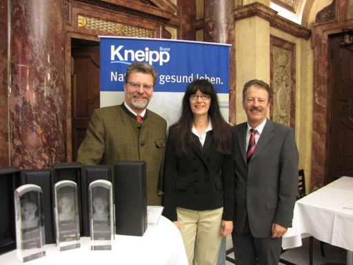 Vorschau Bild von Die Preisträger des Sebastian Kneipp Medienpreises 2008 (v.l.n.r.) Robert Wolf und Karin Rohrer mit Kneippbund Präsident Milenkovics.