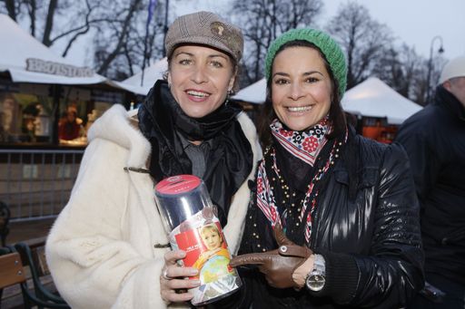 Katerina Jacob und Gitta Saxx sammelten fleißig für Pro Juventute. Copyright Pro Juventute (v.l.n.r.).