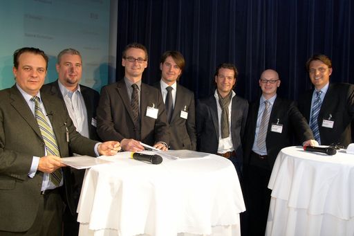  Bei der APA-E-Business-Community am 26. Februar 2009 diskutierten Experten über Möglichkeiten und Chancen der IT in der Krise (v.l.n.r.): Thomas Stern (Moderator/Braintrust), Christian Plaichner (Senactive), Wolfgang Egger (Hewlett-Packard), Wolfgang Leindecker (NextiraOne), Oliver Krizek (NAVAX), Manfred Wagner (Capgemini Austria) und Marc T. Stolte (Microsoft Österreich).