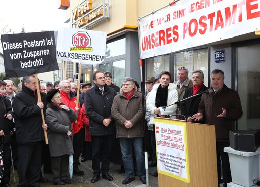 Proteste gegen die drohende Schließung des Postamtes Wels-Pernau