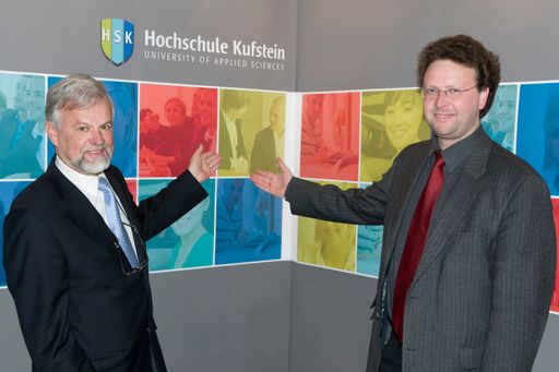 Rektor Univ.-Prof. Dr. Hans Moser (links) und Dr. Wolfgang Schoner, Vorstandsvorsitzender der Hochschule Kufstein Privatstiftung, präsentieren den neuen Namen Hochschule Kufstein.