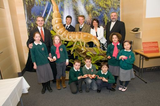  v.l.n.r: Wolfgang Layr, Hans Köppen, Univ. Prof. Dr. Bernd Lötsch, Dr. Susanne Brandsteidl, Mag. Dr. Martin Lödl
und begeisterte Kinder, welche die Ausstellung bereits heute besichtigten.
