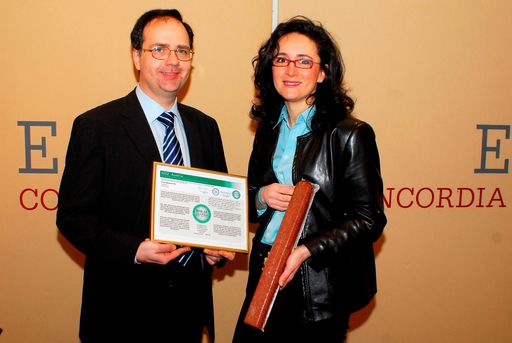  im Bild - Dr. Karl Grün, Österreichisches Normungsinstitut und Mag. Doris Stiksl, Messner Wurst - Zertifikatsübergabe: Das Halal-Zertifikat garantiert die Produktion nach islamischen Vorschriften