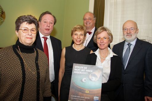  Im Bild v.l.n.r. Friederike Hallgato (Betroffene Patientin), Franz Bittner (Obmann der Wiener Gebietskrankenkasse), Univ. Prof. Dr. Susanne Binder (Präsidentin der Ophthalmologischen Gesellschaft), OA Dr. Anton Hommer (Augenklinik Sanatorium Hera), Univ.- Doz. Dr. Andrea Mistlberger (Fachärztin für Augenheilkunde und Optometrie in Salzburg) und OA Dr. Karl Rigal (Augenabteilung, Hanusch-Krankenhaus der Stadt Wien, Vision 2020 Österreich)
http://pressefotos.at/m.php?g=1&u=43&dir=200903&e=20090305_w&a=event