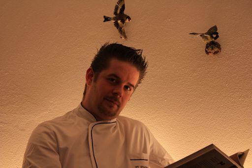  Küchenchef Stefan Schartner im "Vogerlzimmer" des Hollmann Salon