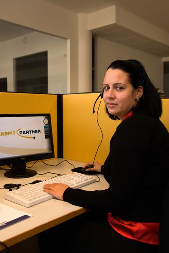 Vorschau Bild von Mitarbeiterin Benefit Partner GmbH beim Telefonieren - im Bild Alexandra Toth