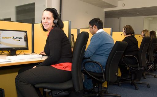 Mitarbeiter Benefit Partner GmbH beim Telefonieren - im Bild Alexandra Toth, Awais Ali, Paula Loncar, Amra Ahmetovic und Cilem Cosmus