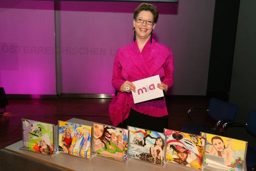 Vorschau Bild von Christine Marek mit den von der jungen taiwanesischen Künstlerin Mei-Fang Hsieh gestalteten Preisen.