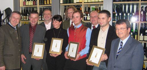  Im Wiener 3 Hacken Magazin wurden zum zweiten Male die "Goldenen Weinflaschen 2009" verliehen. Preisträger sind die in "weinkaufen im Supermarkt 2009" bestbewerteten österreichischen Winzer. v.l.n.r. Weinbaupräsident Josef Pleil, Johann Scheiblhofer, Autor Alexander Jakabb, Veronica Ambrosz (Domäne Wachau), Autor Konrad Hackl, Peter Skoff, NÖ Weinbaupräsident Franz Backknecht, Johann Zillinger, Weinmarketing-Chef Willi Klinger.
