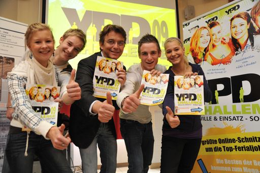 Hannes Jagerhofer, Initiator der YPD Challenge 09, mit einem YPD-Team