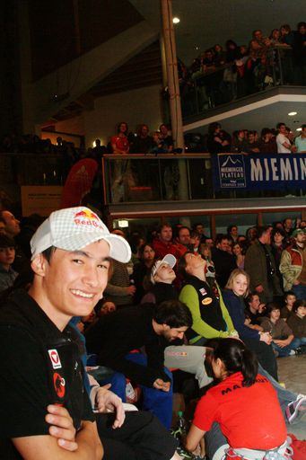 Vorschau Bild von David Lama vor der Kulisse der begeisterten "Challenge The Wall"-Tour Fans. Jeweils 700 - 1000 Zuseher wohnten der vom TVB Mieminger Plateau & Fernpass Seen unterstützten "Challenge The Wall"-Tour in München, Stuttgart, Berlin, Zürich und Wien bei.