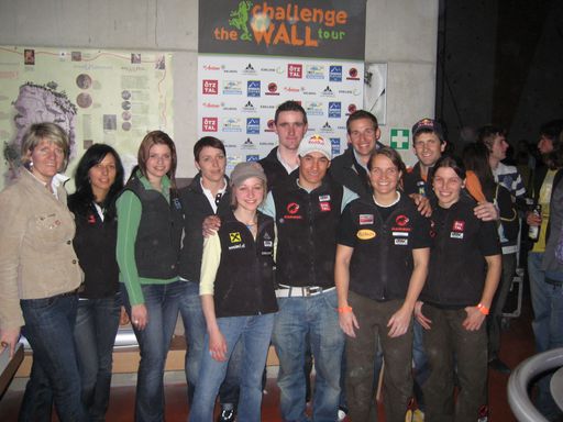 Vorschau Bild von Manuel Lampe (hinten, 2ter von rechts) Geschäftsführer der TVB Mieminger Plateau & Fernpass Seen und Sponsor "Challenge The Wall"-Tour, inmitten der internationalen Kletterprominenz mit Stars wie Angela Eiter, David Lama und Anna Stöhr.