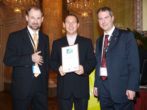  E-Commerce-Gütezeichen zeichnet langjährige Gütezeichen-Inhaber aus. Im Bild v.l.n.r.: Ing. Franz Haslinger, E-Commerce-Gütezeichen; Robert C. Chlebec, STAFA REISEN; Dr. Gerhard Laga, E-Center der Wirtschaftskammer Österreich.