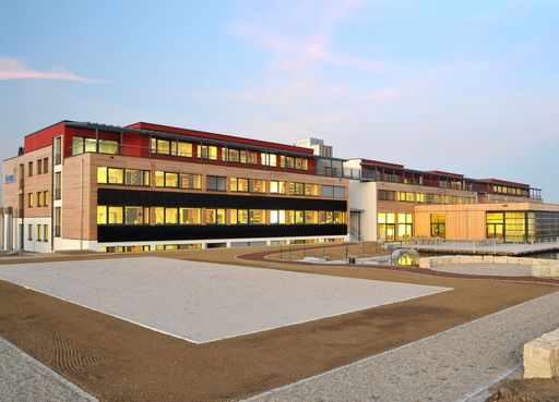 Vorschau Bild von Die Firmenzentrale ist nicht nur ein Bürogebäude, sondern auch ein Paradebeispiel für die effiziente Nutzung erneuerbarer Energien.