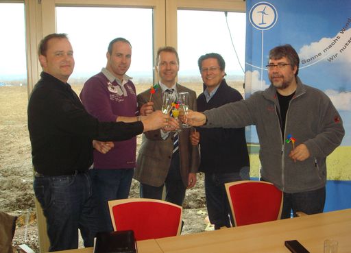  Nach den positiven Erfahrungen erhielt GRIFFNER jetzt den Zuschlag für den zweiten Bauabschnitt der juwi-Firmenzentrale.
Im Bild v.l.n.r.: Stephan Herrmann, Hans Jörg Oberlerchner, Fred Jung, Thomas Lenzinger, Ralf Ratanski