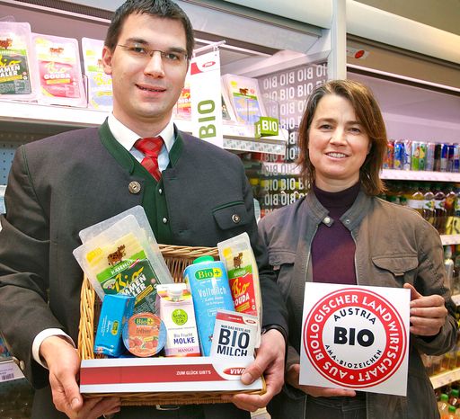 AMA Gütesiegel für Bio-Produkte bei VIVA - Gesunder Leitfaden durch das Sortiment  v.l.n.r.: Gernot Gollner, Shopmanager bei VIVA und DI Erika Karner, Bio-Koordinatorin in der AMA Marketing