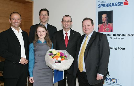 Vorschau Bild von Mag. (FH) Manuela Wiesinger von der con.os tourismus.consulting freut sich über den Erhalt des Graf Chotek Hochschulpreis 2009 der Tiroler Sparkasse (v.l.n.r.) Mag. Hubert Siller, Studiengangsleiter MCI, Dr. Ralf Geymayer,(Jury), Dr. Andreas Altmann, GF MCI, Mag. Karl Obernosterer, Vorstand Tiroler Sparkasse