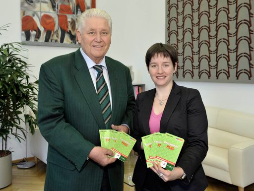 Ärztekammerpräsident Walter Dorner und Wiens Gesundheitsstadträtin Sonja Wehsely präsentieren den neuen Wiener Gesundheitspass