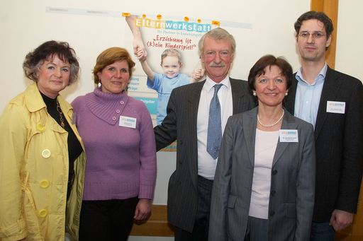 Im Bild v.l.n.r. Mag. Jutta Wilfinger (Sonder- und Heilpädagogin, Berufslehrerin, Referentin), Michaela Harrer (Gründungsmitglied, Mediatorin), Prof. Max Friedrich (Vorstand der Univ. Klinik für Psychiatrie des Kindes- und Jugendalters, Ehrenmitglied der Elternwerkstatt), Mag. Maria Neuberger-Schmidt (Obfrau des Vereins Elternwerkstatt) und Mag. Christop Eitler (Absolvent, Vater von 4 Kindern von 0-7 Jahren)
http://pressefotos.at/m.php?g=1&u=43&dir=200903&e=20090311_e&a=event
