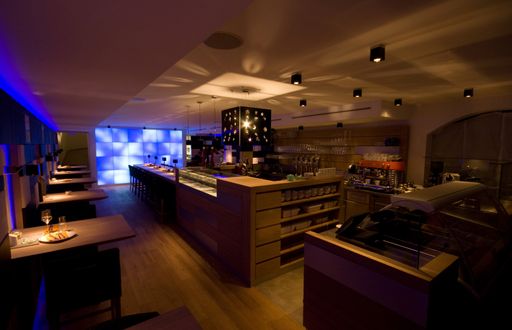 Gourmettreff auf drei individuell gestalteten Raumebenen. Mit der Eröffnung im vergangenem Winter reiht sich "SCHRAMM’s Bar - Lounge - Restaurant" unter die immer länger werdende Referenzliste von "B3" und "eder - designer und planer" aus Niederösterreich.