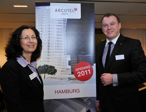 Vorschau Bild von ARCOTEL Eigentümerin Dr. Renate Wimmer und ARCOTEL Hotel AG Vorstand Manfred Mayer mit dem neuen Projek: ARCOTEL Onyx Hamburg