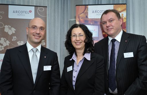 Vorschau Bild von ARCOTEL John F General Manager Jens Gmiat, ARCOTEL Eigentümerin Dr. Renate Wimmer und ARCOTEL Hotel AG Vorstand Manfred Mayer beim Pressegespräch im ARCOTEL John F