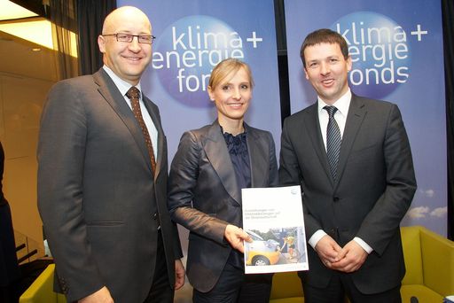 Im Bild v.l.n.r. DI Erwin Smole (Autor der Studie, PwC PricewaterhouseCoopers GmbH), Dr. Eveline Steinberger (Geschäftsführerin Klima- und Energiefonds) und Bernhard Haider (Autor der Studie, PwC PricewaterhouseCoopers GmbH) 
http://pressefotos.at/m.php?g=1&u=43&dir=200903&e=20090312_k&a=event