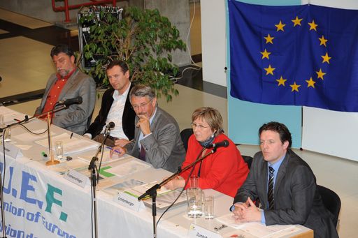 Lichtenberger und Seeber nehmen zur Verkehrspolitik der EU Stellung - im Bild v.l.n.r.: Fritz Gurgiser (Transitforum Austria-Tirol), MEP Richard Seeber (ÖVP), Friedhelm Frischenschlager (Präsident der Europäischen Föderalisten), MEP Eva Lichtenberger (Die Grünen), Rene Zumtobel (Pressesprecher der ÖBB-Holding)
http://pressefotos.at/m.php?g=1&u=76&dir=200903&e=20090312_b&a=event