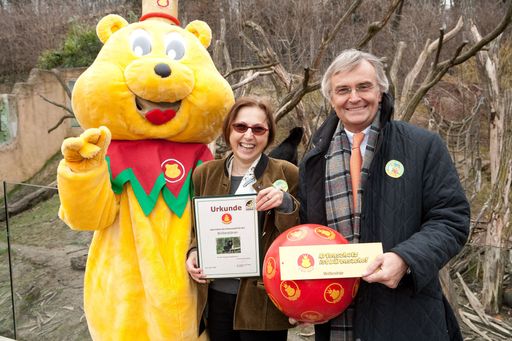 Vorschau Bild von Dr. Dagmar Schratter, Direktorin Tiergarten Schönbrunn bedankt sich bei Dr. Wolfgang Hötschl, GF Kelly für die Kooperation 'Artenschutz ist Bärensache'