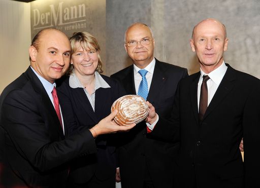 Prominente unterstützen den Verkauf des ersten "Friedensbrotes" der Bäckerei "Der Mann"!, v.l.n.r.: Mag. Ali Rahimi (Sprecher der Ehrenmitglieder TRIALOG), BM a.D. Mag. Karin Gastinger (Ehrenmitglied TRIALOG), Prof. Harry Kopietz (Landtagspräsident Wien), Bäckermeister Kurt Mann
http://pressefotos.at/m.php?g=1&u=1&dir=200903&e=20090317_m&a=event
