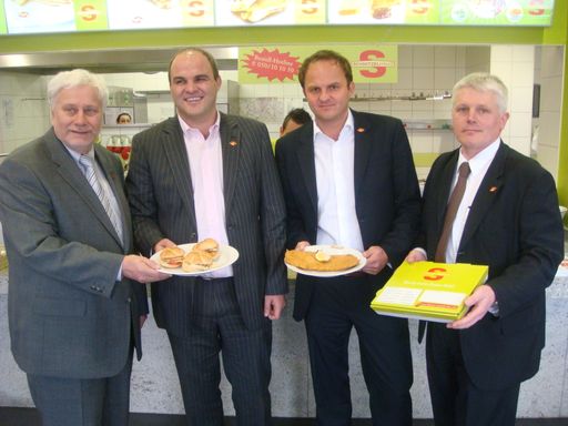 v.l.n.r.: o.Univ.Prof. Dr. DDr. hc Friedrich Schneider (Universität Linz), Alexander Platzl (Geschäftsführer Pizza Mann & Schnitzelhaus), Oliver Platzl (Geschäftsführer Pizza Mann & Schnitzelhaus), Mag. Gottfried Kraft (Geschäftsführer Schnitzelhaus)