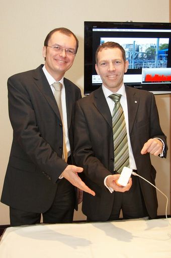 Im Bild v.l.n.r. Dr. Reinhard Zuba (Bereichsleiter Marketing mobilkom austria) und Dipl.-Ing. Ulrich Rokita (Bereichsleiter Netzplanung mobilkom austria) 
Mobilkom Austria/APA-OTS/Preiss
http://pressefotos.at/m.php?g=1&u=43&dir=200903&e=20090323_m&a=event