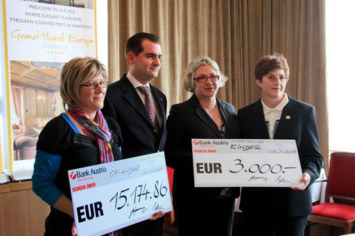 (v.l.n.r.) Frau Theresia Kiederer, CF-Team Tirol; Herr Arthur Guelfenburg, Direktor Grand Hotel Europa; Frau Maria Wünsche, Organisatorin des Weihnachtsmarktes; Frau Maria Allmeier, Schmetterlingskinder Tirol