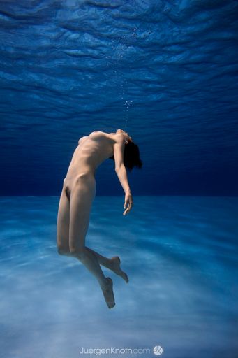 Vorschau Bild von Model: Mia; Nachtaufnahme eines verloren im Wasser schwebenden Körpers, die den Eindruck einer Seele die gen Himmel  steigt entstehen lässt