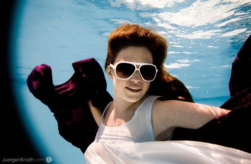 Vorschau Bild von Model: Charlotte; Feelgood Aufnahme eines wie durch eine  Luke eines Mini-U-Bootes betrachteten Modelles im 70er Jahre Stil