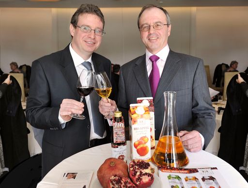 v.l.n.r.: Werner Retter (Obsthof Retter), Johann Pinter (Elite Getränke GmbH), Fotos Niko Formanek
http://pressefotos.at/m.php?g=1&u=1&dir=200903&e=20090324_r&a=event