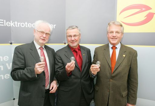 Im Bild v.l.n.r.:Ing. Josef Witke (LIM der Elektro- und Alarmanlagentechnik sowie Kommunikationselektronik),Ing Rudolf Reisl (BIM der Elektro- und Alarmanlagentechnik sowie Kommunikationselektronik) und Ing. Herbert Berger (LIM der Elektro- und Alarmanlagentechnik sowie Kommunikationselektronik NÖ). Weitere Bilder abrufbar unter:
http://pressefotos.at/m.php?g=1&u=68&dir=200903&e=20090324_b&a=event