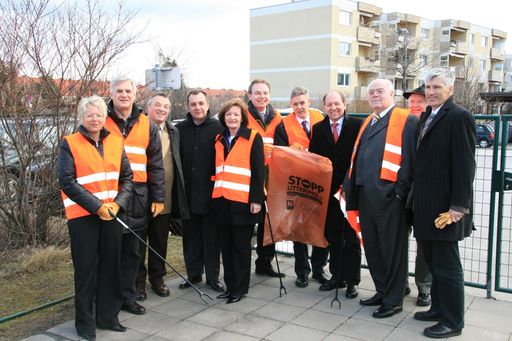 STOPP LITTERING - Auf zum Frühjahrsputz! So wie bei der
Auftaktveranstaltung in der Volksschule Ternitz finden ab sofort wieder hunderte Flurreinigungsaktionen in Niederösterreich statt.
Personen v.l.n.r.: Mag. Andrea Reisenbauer, Abfallverbändepräsident RegR Alfred Weidlich, Bgm. Karl Stangl, LAbg. Bgm. Rupert Dvorak, Dir. Sonja Kraiger, Landesrat Dr. Stephan Pernkopf, LAbg. Hermann Hauer, NR Johann Hechtl, Bgm. Franz Hubinger, Obmann des Abfallverbandes Neunkirchen; HR Ing. Hans Auberböck, Bgm. Dr. Willibald Fuchs