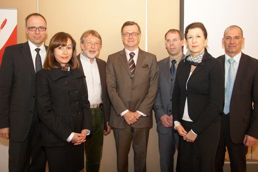  In Österreich leiden rund 1,7 Millionen Menschen an Chronischen Schmerzen. - im Bild v.l.n.r. Prim. Univ. Prof. Dr. Michael Bach (Präsident der Österreichischen Schmerzgesellschaft), Univ. Prof. Dr. Anita Rieder (Institut für Sozialmedizin der Medizinischen Universität Wien), Dr. Walter Fiala (Österreichische Gesellschaft für Allgemein- und Familienmedizin (ÖGAM)), Prof. Dr. Rudolf Müller (Chefarzt Pensionsversicherungsanstalt), Dr. Thomas Neumann (Wirtschaftskammer Österreich), Dr. Magdalena Arrouas (Bundesministerium für Gesundheit) und Mag. Hans Kratzer (Geschäftsführer PERI Consulting) 
http://pressefotos.at/m.php?g=1&u=43&dir=200903&e=20090326_s&a=event