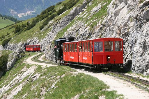 Vorschau Bild von Seit über 115 Jahren erklimmt die Schafbergbahn den schönsten Aussichtsberg im Salzkammergut. In den nächsten Jahren steht die bauliche Sanierung der Bahnstrecke an.