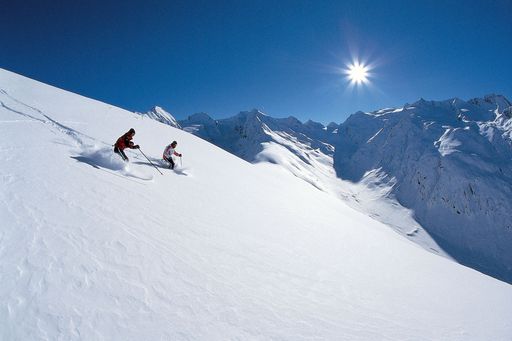 Pulverschnee und Frühlingssonne, das ist Skivergnügen in Reinform! Zu Ostern, in der wärmenden Frühlingssonne, die Pisten hinunter zu wedeln, das ist eine wundervolle Vorstellung. Dazu gibt es im ganzen Land Angebote, die Ostern in Tirol zu einem wahren Vergnügen machen.
