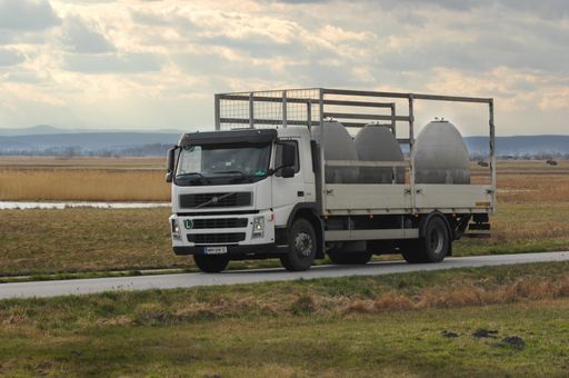  Riesige Betoneier gehen auf Reise. Es handelt sich um die jüngste Innovation des Demeter-Weingutes Meinklang aus dem Seewinkel. Dort werden Weine seit drei Jahren in 900 l Betoneiern ausgebaut. Jetzt wird das Betonei der Fachwelt auf der Düsseldorfer ProWein, der internationalen Leitmesse der Weinbranche,vorgestellt.